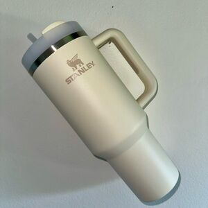 Cream 40 Ounce Stanley Cup LIKE NEW ‼️